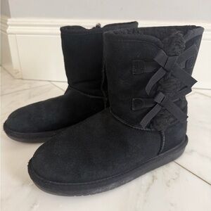 Koolaburra by UGG Women’s 6 Kids or 4 black sheepskin leather & fleece boots